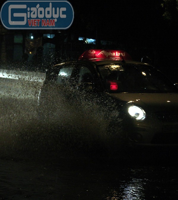 Nước ngập ngang bánh xe taxi